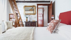 4 bedrooms, desk, iron/ironing board, Internet