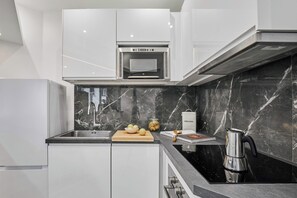 Kjøleskap, mikrobølgeovn, ovn og kokeplater