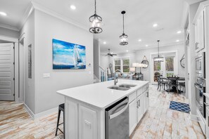 Fridge, microwave, oven, stovetop - 🎁 Christmas Availability + Bikes ~ Sleeps 8 (Inlet Beach)