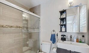 Douche, serviettes fournies, savon, shampooing