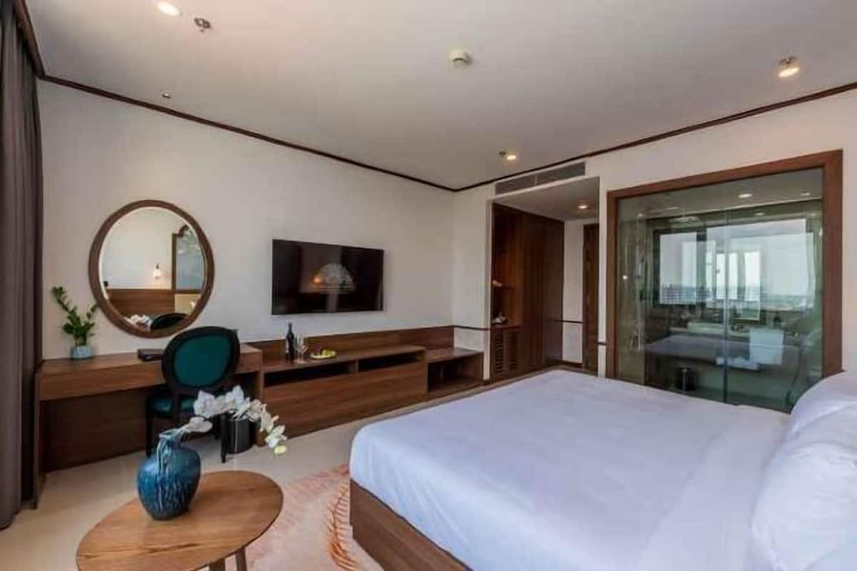 Minibar, desk, laptop workspace, free WiFi