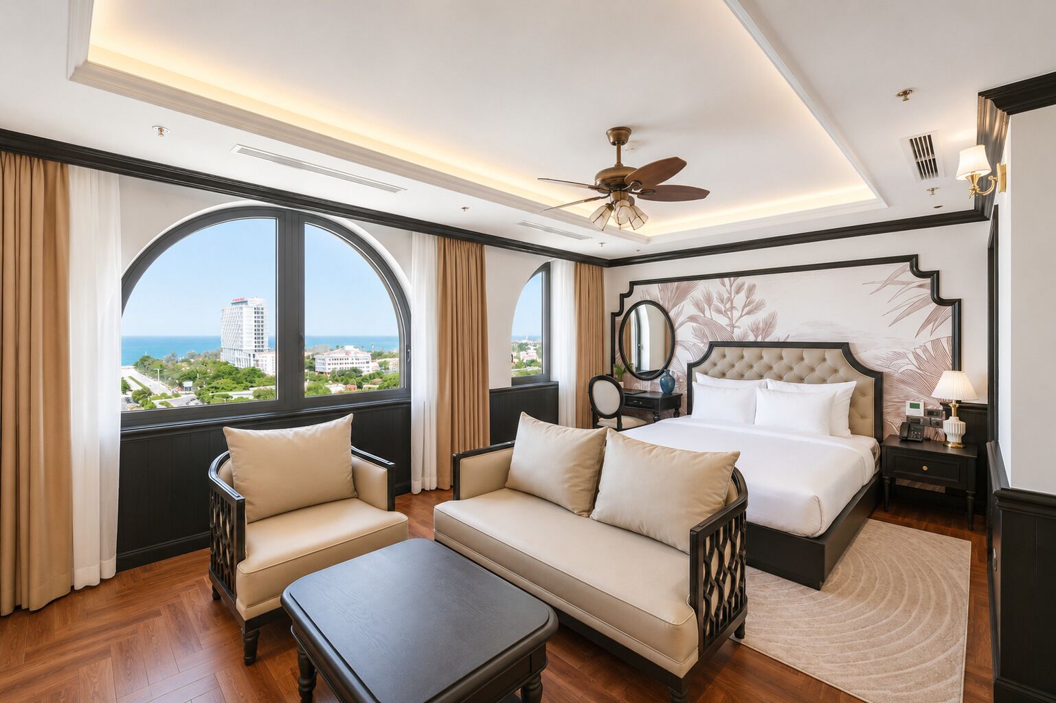 Grand Suite | Bar mini, peti besi dalam bilik, meja, ruang kerja komputer riba 
