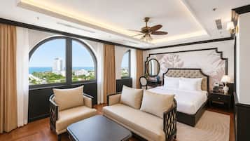 Grand Suite | Bar mini, peti besi dalam bilik, meja, ruang kerja komputer riba