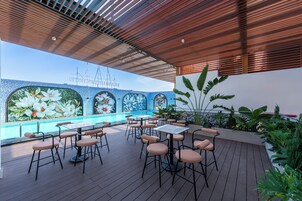 Una piscina techada, abierta desde las 06:00 hasta las 22:00, sombrillas