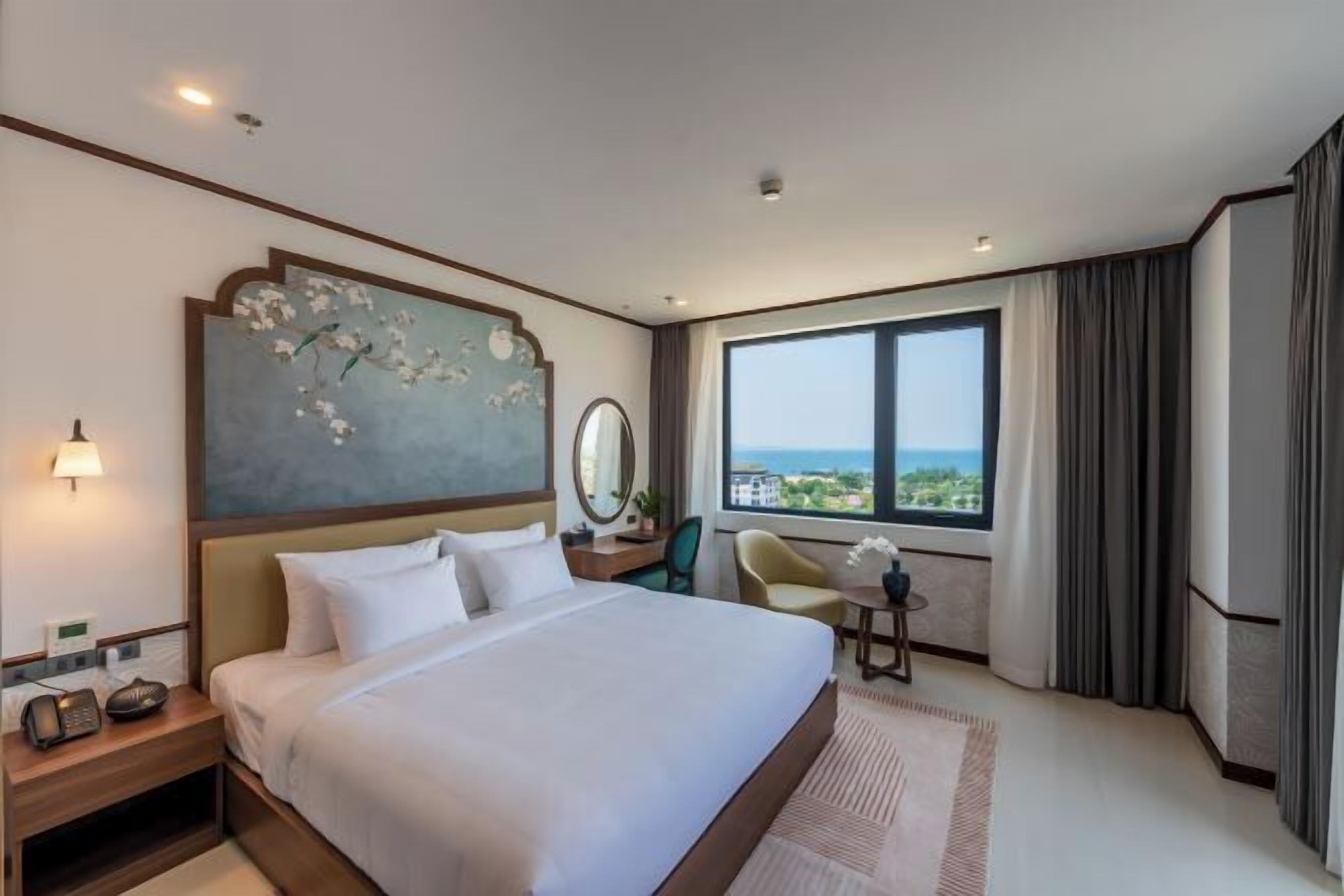 Minibar, skrivebord, skrivebord for bærbar PC og wi-fi (inkludert)