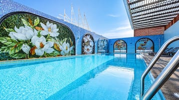 Innenpool, geöffnet von 06:00 Uhr bis 22:00 Uhr, Sonnenschirme
