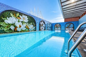 Una piscina cubierta (de 06:00 a 22:00), sombrillas, tumbonas
