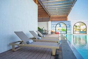 Una piscina techada, abierta desde las 06:00 hasta las 22:00, sombrillas