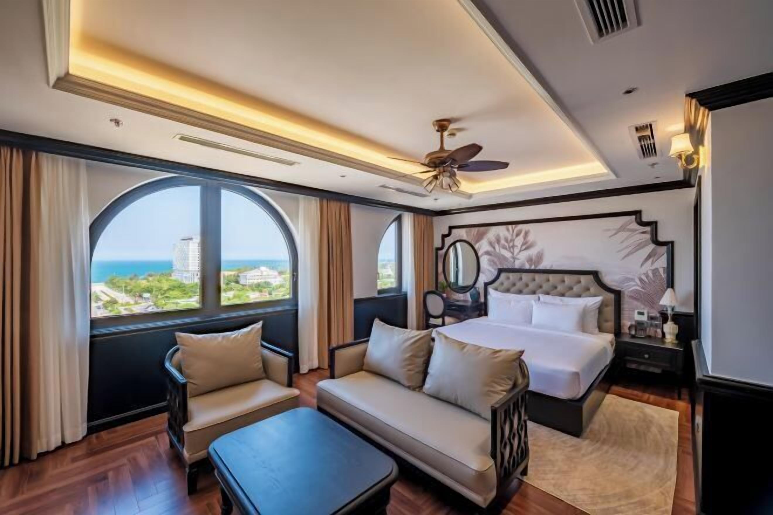 Minibar, skrivebord, skrivebord for bærbar PC og wi-fi (inkludert)