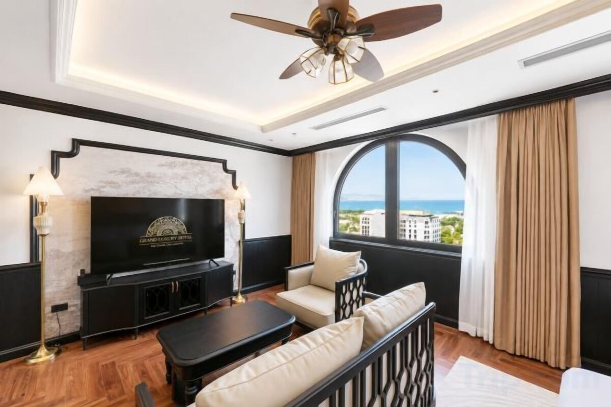Living area | 55-inch flat-screen TV with cable channels