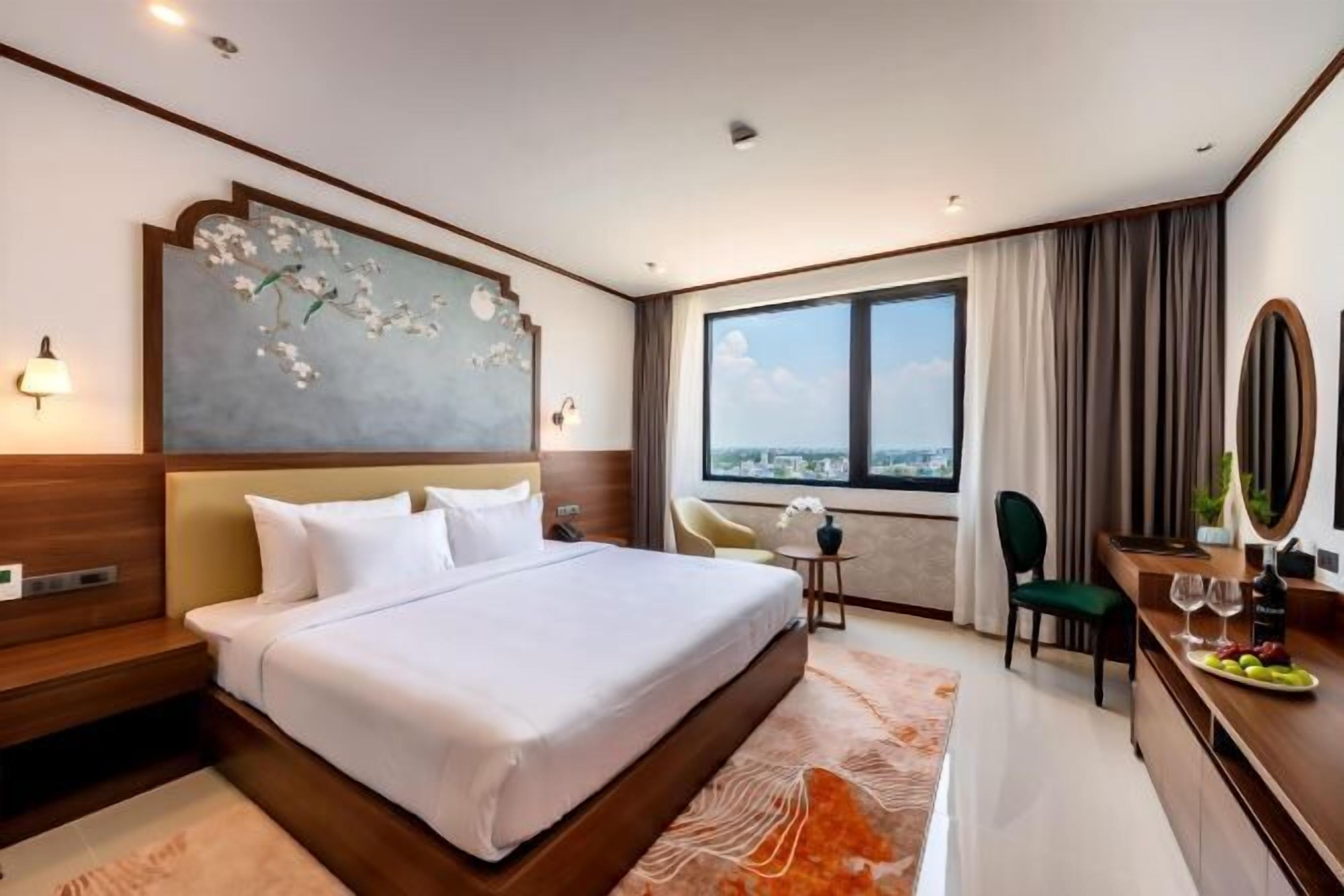 Minibar, desk, laptop workspace, free WiFi