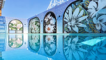 Innenpool, geöffnet von 06:00 Uhr bis 22:00 Uhr, Sonnenschirme