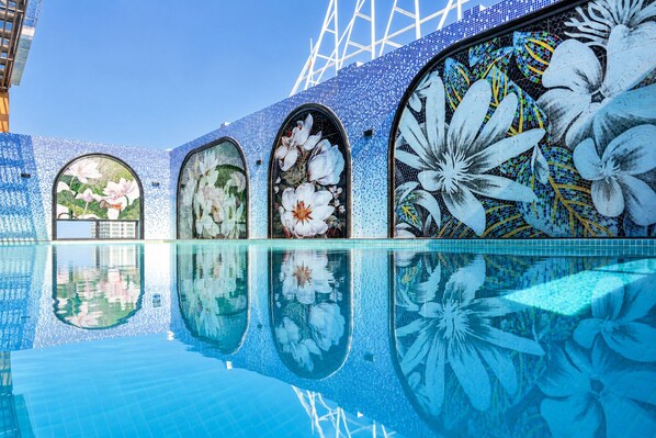 Una piscina techada, abierta desde las 06:00 hasta las 22:00, sombrillas