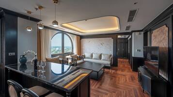 Grand Suite | Bar mini, meja, ruang kerja komputer riba, Wi-fi percuma