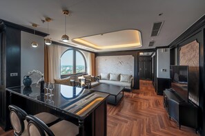 Grand suite | Een minibar, een bureau, een laptopwerkplek, gratis wifi