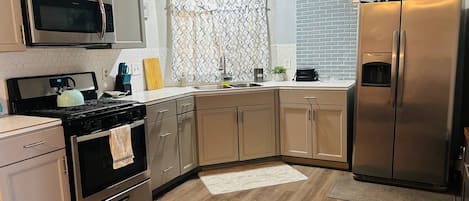 Full-size fridge, microwave, oven, stovetop