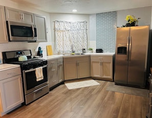 Full-sized fridge, microwave, oven, stovetop - Lake Isabella Cozy Stay (Bodfish)