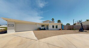 Exterior - Private Pool, Pet Friendly, 7 Minute Walk to the Beach (Port Aransas)