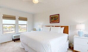 3 bedrooms, free WiFi, bed sheets - Private Pool, Pet Friendly, 7 Minute Walk to the Beach (Port Aransas)
