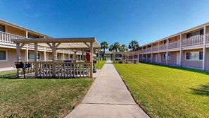 Property grounds - Walk to the Beach, Shared Heated Pool, Second Floor Condo (Port Aransas)