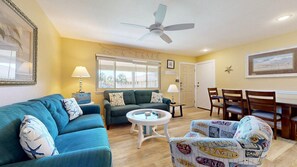 TV - Walk to the Beach, Shared Heated Pool, Second Floor Condo (Port Aransas)