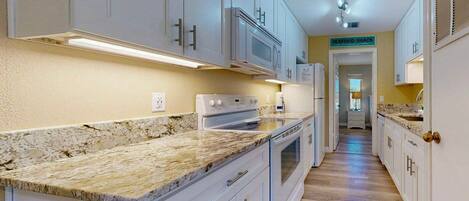 Réfrigérateur, micro-ondes, plaque de cuisson, lave-vaisselle