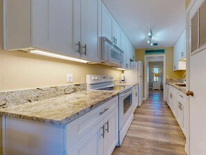 Kjøleskap, mikrobølgeovn, kokeplater og oppvaskmaskin