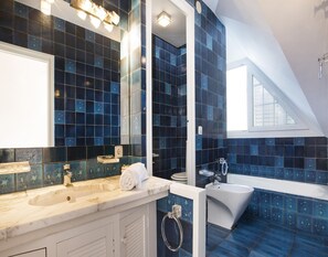 Villa | Bathroom - Villa in Blanes With Pool and Sea Views (Blanes)