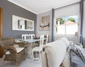Dining - Charming 3-bedroom Villa in Lloret de Mar (Lloret de Mar)