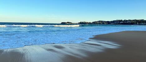 Playa en los alrededores y toallas de playa