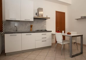Réfrigérateur, four, plaque de cuisson, cafetière/bouilloire