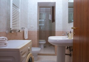 Douche, serviettes fournies