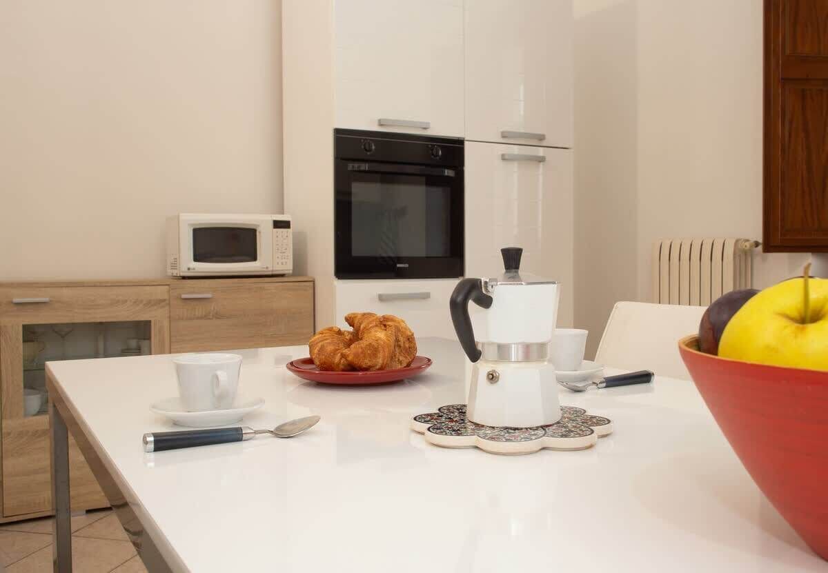 Réfrigérateur, four, plaque de cuisson, cafetière/bouilloire