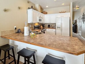 Frigorifero, microonde, forno, piano cottura