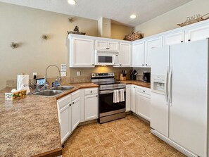 Kjøleskap, mikrobølgeovn, ovn og kokeplater