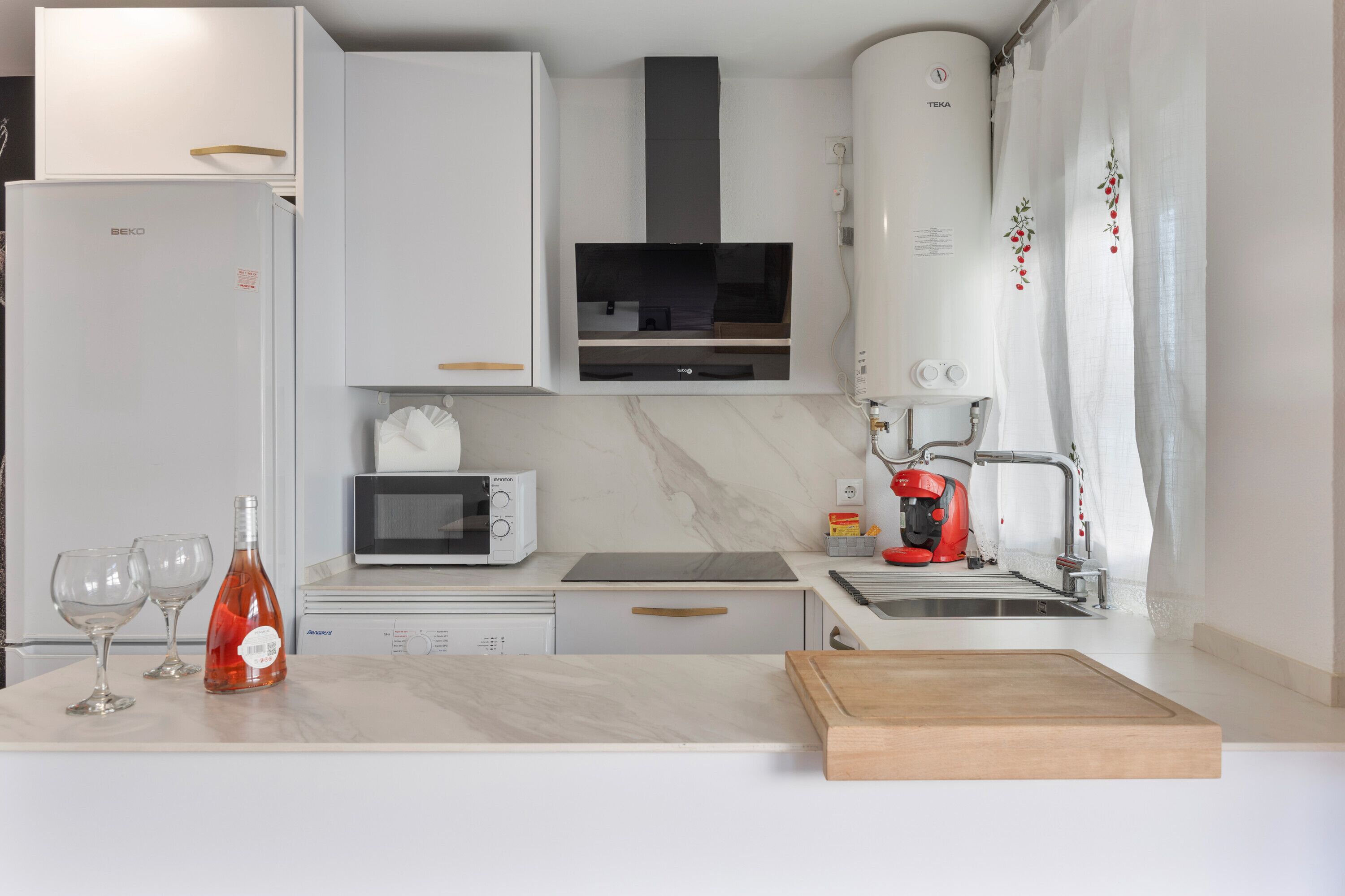 冷蔵庫、電子レンジ、オーブン、コンロ