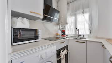 Frigorifero, microonde, forno, piano cottura