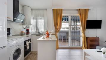 Køleskab, mikrobølgeovn, ovn, kogeplade