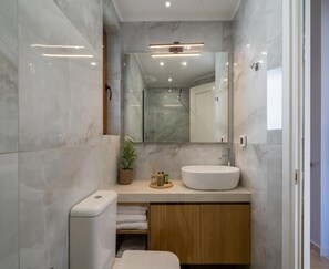 Villa | Badkamer | Een douche