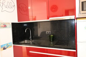 Kühlschrank, Mikrowelle, Herdplatte, Toaster