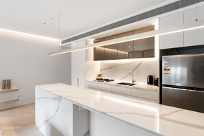 Refrigerador, microondas, horno y parrilla de estufa