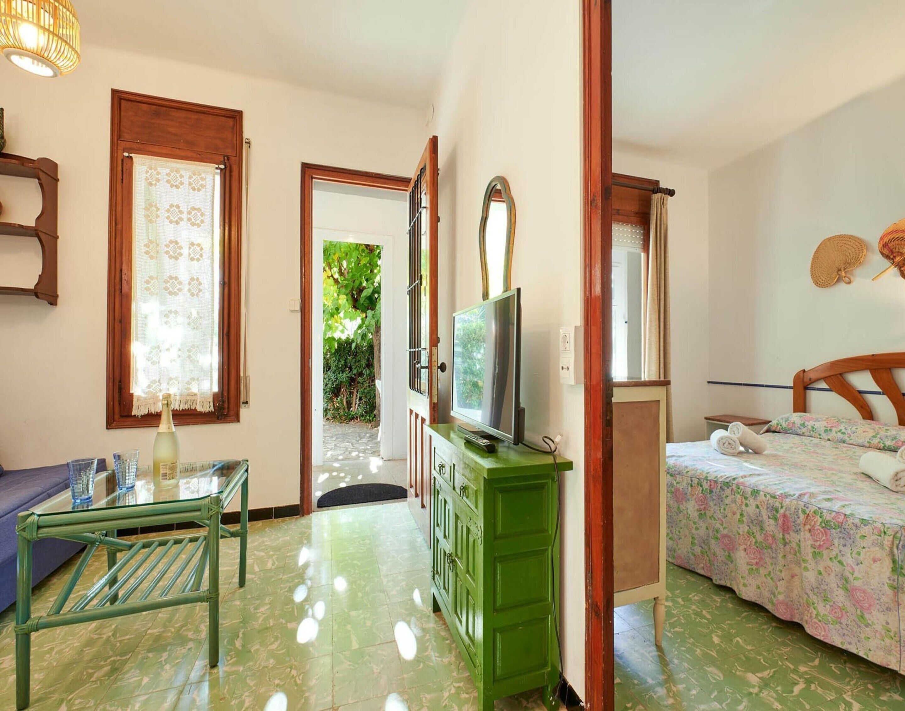 2 عدّة غرف نوم ومكواة/لوح كي