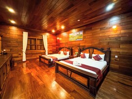 华丽双床房, 阳台, 泳池景观 | 高档床上用品、迷你吧、客房内保险箱、办公桌