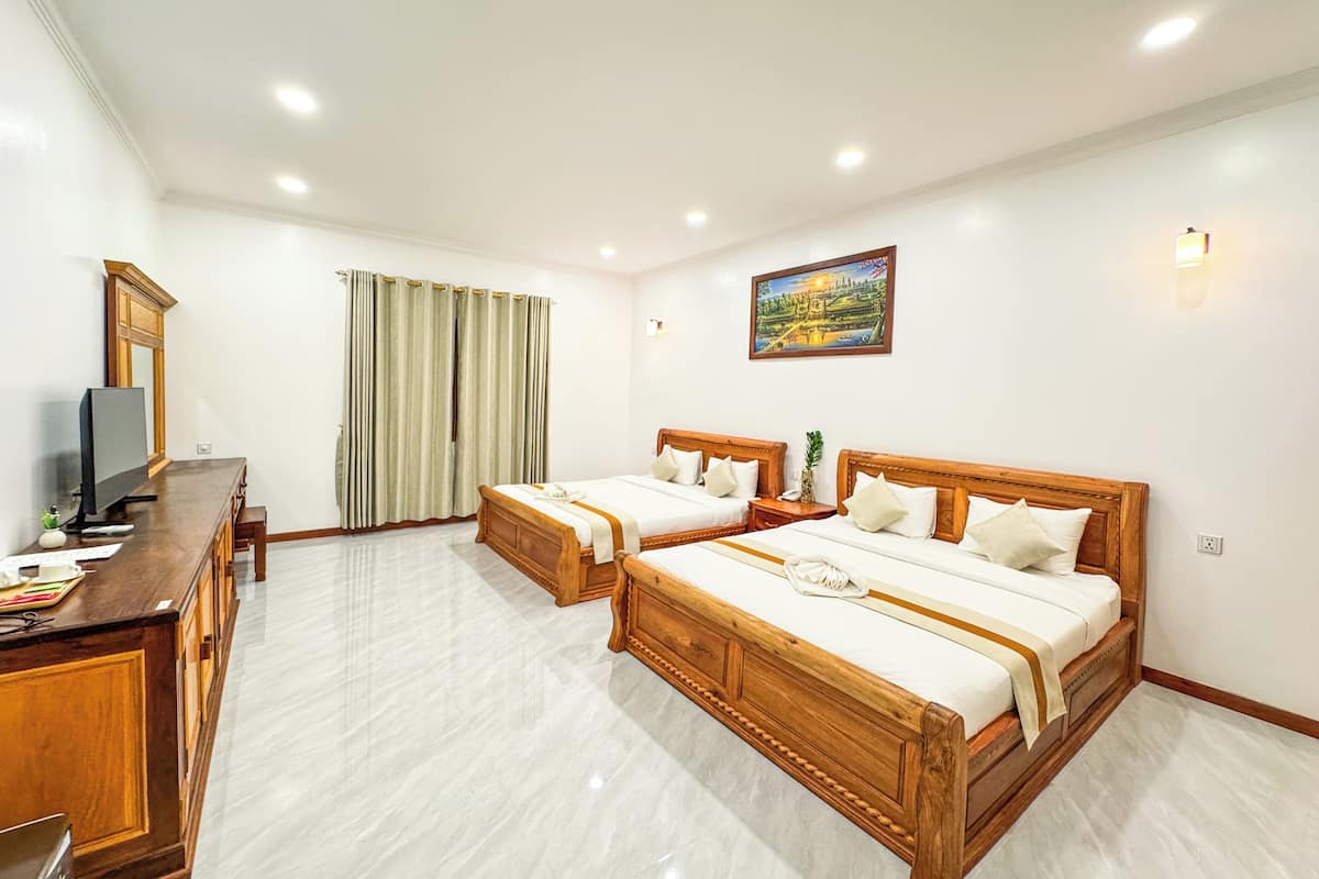 Habitación estándar con 2 camas individuales, balcón, vista a la alberca | Ropa de cama de alta calidad y minibar