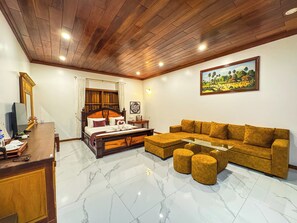 Deluxe Single Room, Pool View | Premium bedding, minibar, in-room safe, desk - Piseth Private Villa Hotel (Battambang)