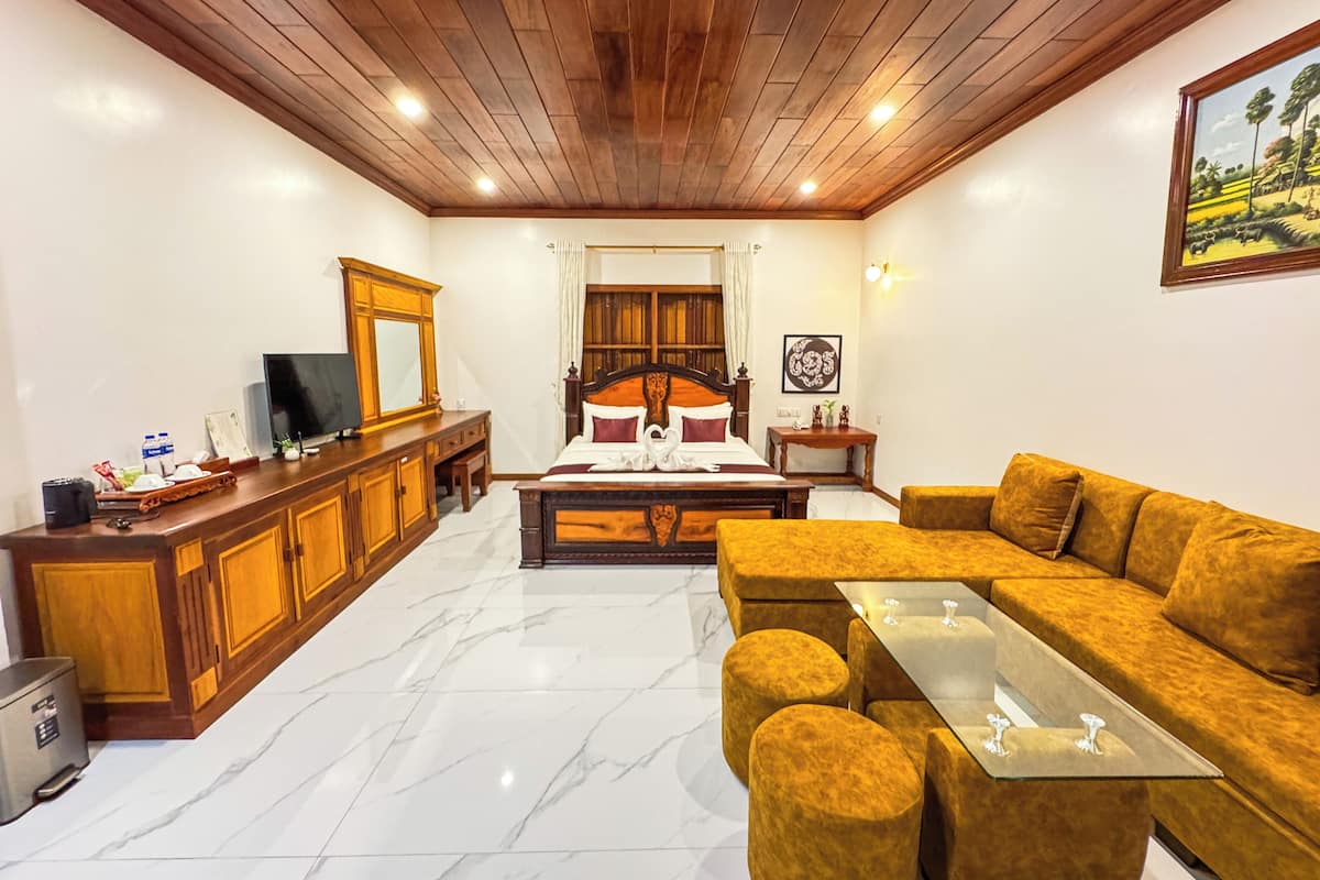 Habitación individual Deluxe, balcón, vista a la alberca | Ropa de cama de alta calidad y minibar