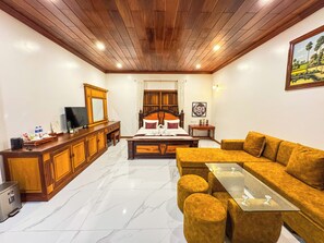 Deluxe Single Room, Pool View | Premium bedding, minibar, in-room safe, desk - Piseth Private Villa Hotel (Battambang)
