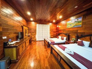 Habitación Deluxe con 2 camas individuales, balcón, vista a la alberca | Ropa de cama de alta calidad y minibar 