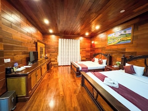 Habitación Deluxe con 2 camas individuales, balcón, vista a la alberca | Ropa de cama de alta calidad y minibar
