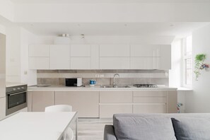Fridge, microwave, oven, stovetop